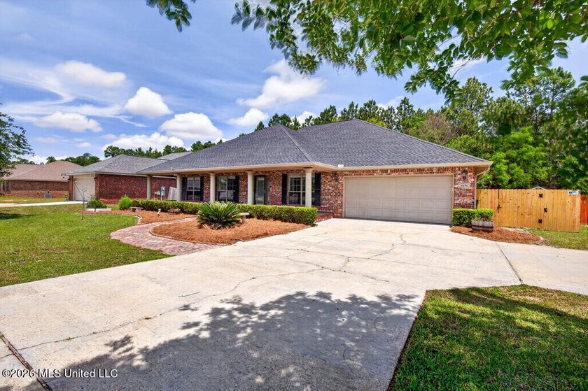 Spacious 4 bed, 3 bath single-story home in South Pointe with - photo 3