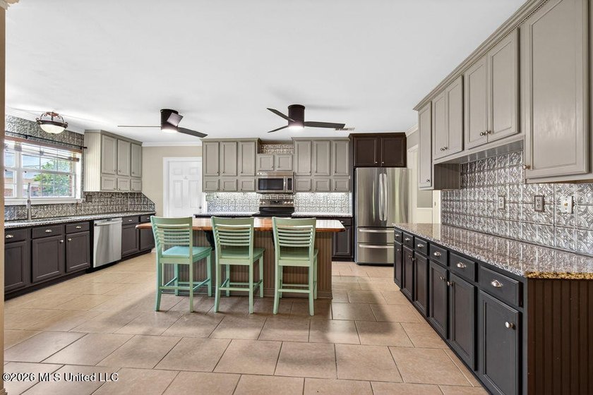 Spacious 4 bed, 3 bath single-story home in South Pointe with - photo 6
