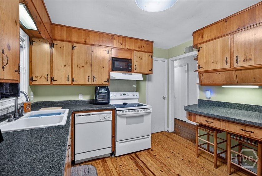 This home is conveniently located Midtown and is move-in ready - photo 8