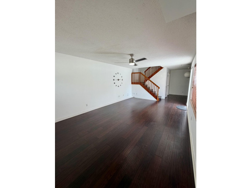 Welcome to Wellesley at Lake Clarke Shores! This beautifully - photo 4