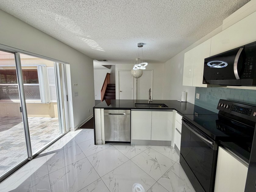 Welcome to Wellesley at Lake Clarke Shores! This beautifully - photo 9