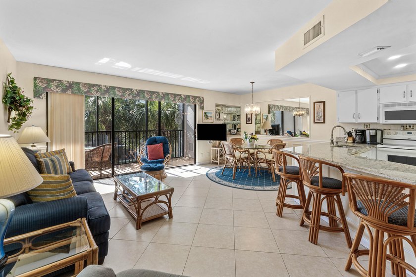 Live the Jupiter beach lifestyle in this charming 1 bed, 1.5 - photo 4