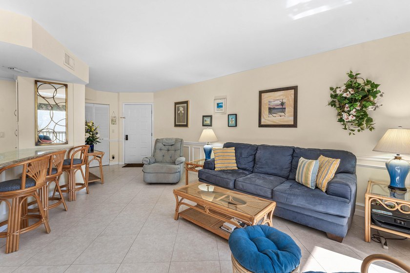 Live the Jupiter beach lifestyle in this charming 1 bed, 1.5 - photo 7
