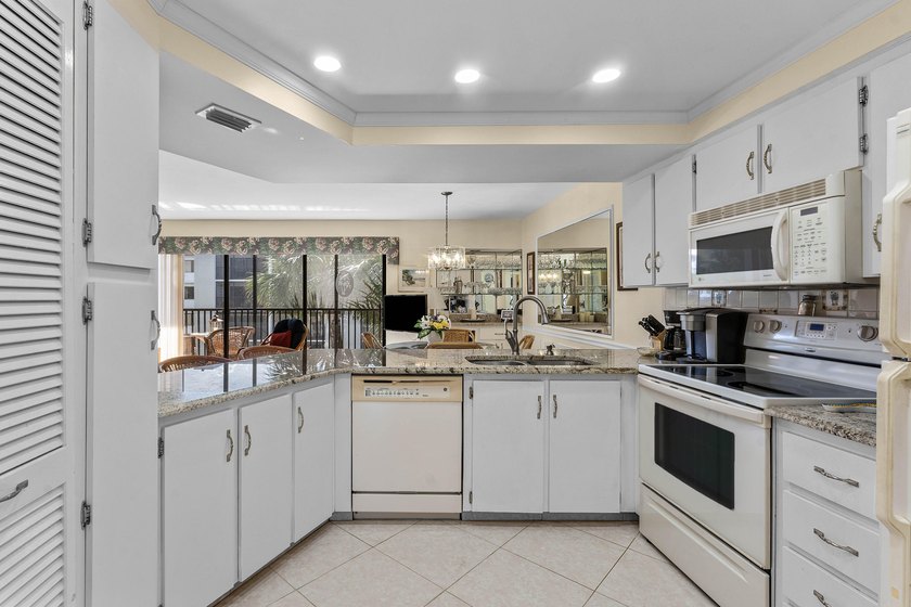 Live the Jupiter beach lifestyle in this charming 1 bed, 1.5 - photo 10