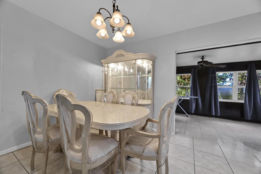 This CBS stucco 3 bedroom, 1.5 bath home offering 1,434 Sq. ft - photo 2