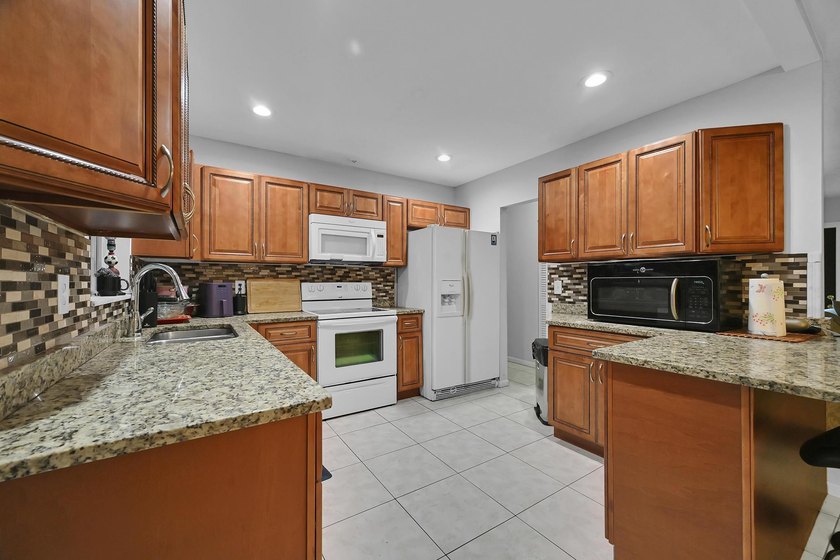 This CBS stucco 3 bedroom, 1.5 bath home offering 1,434 Sq. ft - photo 8