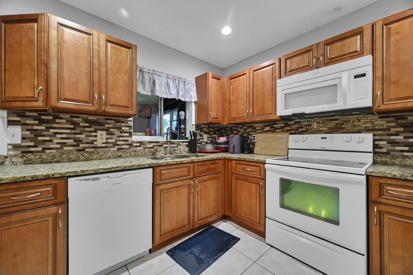 This CBS stucco 3 bedroom, 1.5 bath home offering 1,434 Sq. ft - photo 9