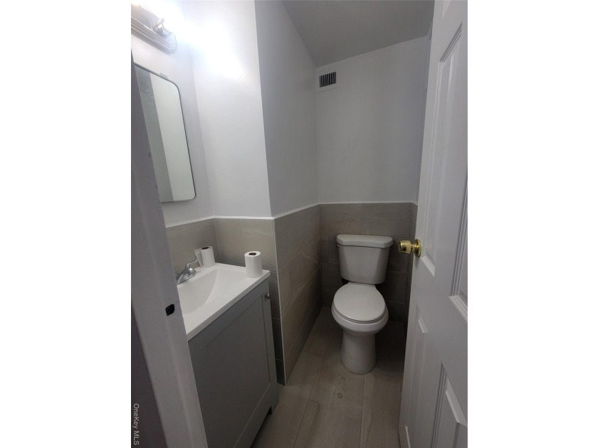 THIS UNIT HAS A SPECTACULAR VIEW OF THE CITY SKYLINE, LOCATED IN - photo 13