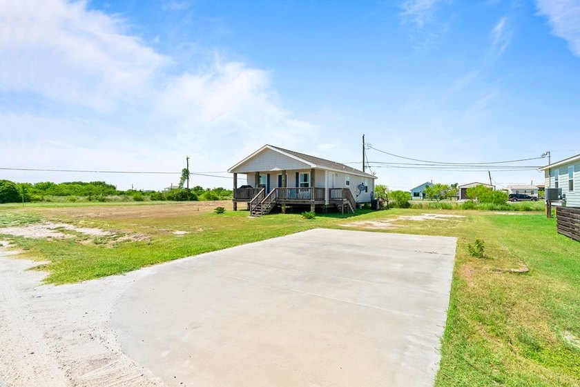 Charming Coastal Retreat in Holiday Beach W. Discover your - photo 2