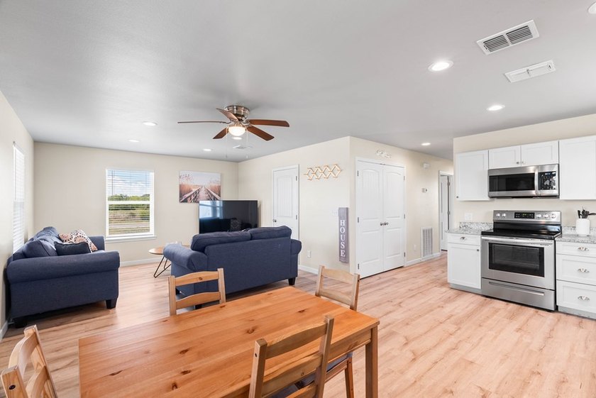 Charming Coastal Retreat in Holiday Beach W. Discover your - photo 6