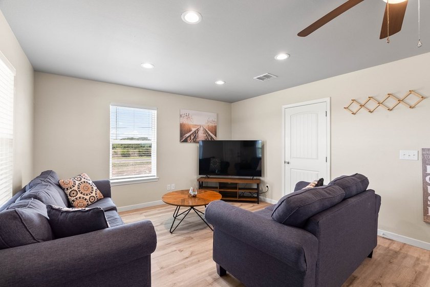 Charming Coastal Retreat in Holiday Beach W. Discover your - photo 7