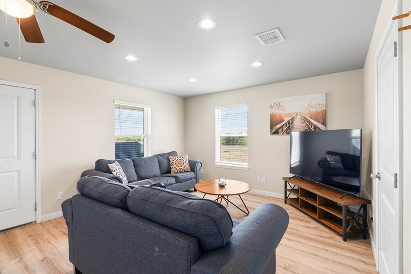 Charming Coastal Retreat in Holiday Beach W. Discover your - photo 8