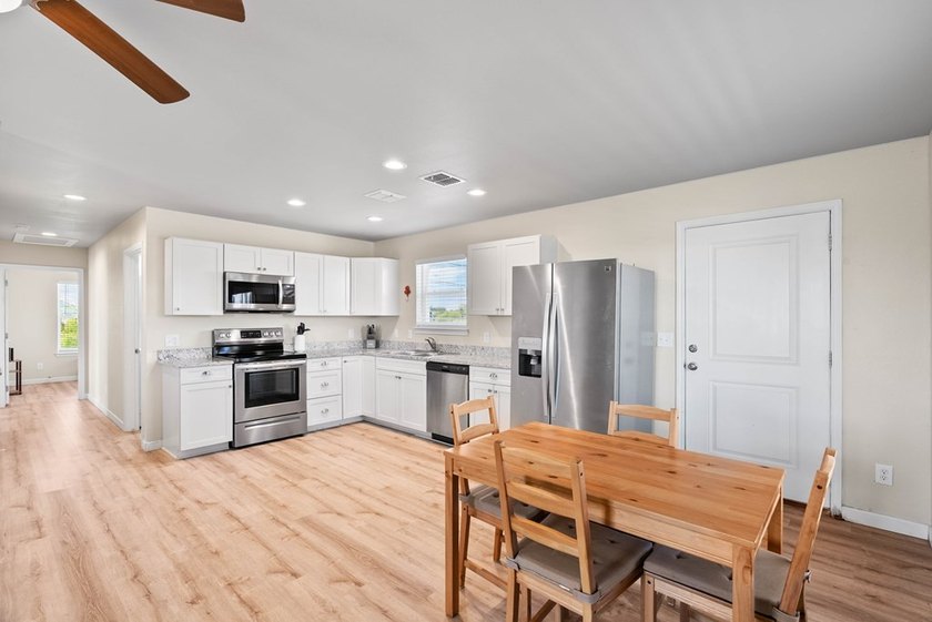 Charming Coastal Retreat in Holiday Beach W. Discover your - photo 9