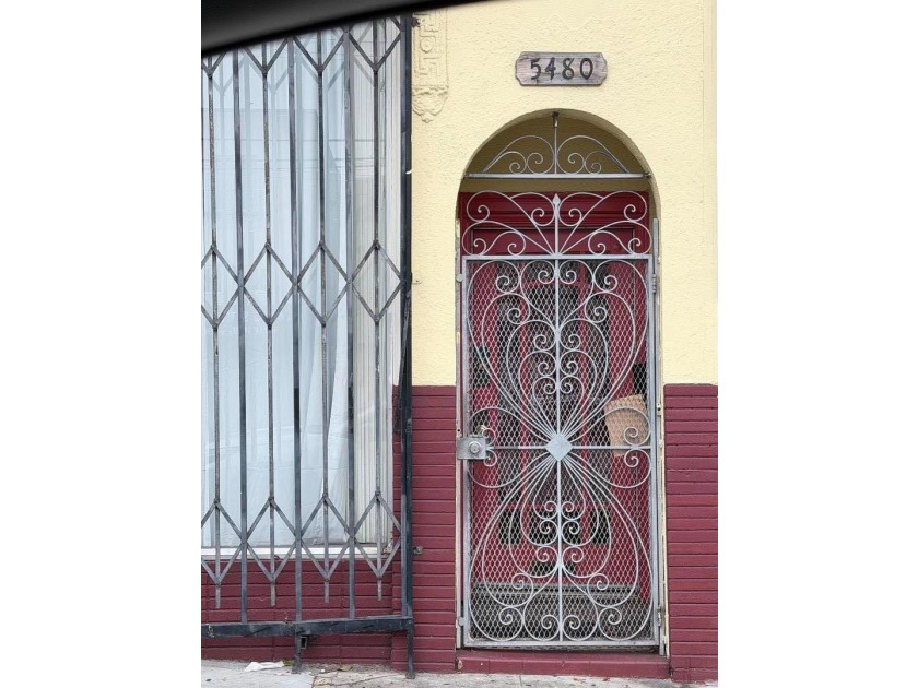 Discover the possibilities with this well-maintained mixed-use - photo 4