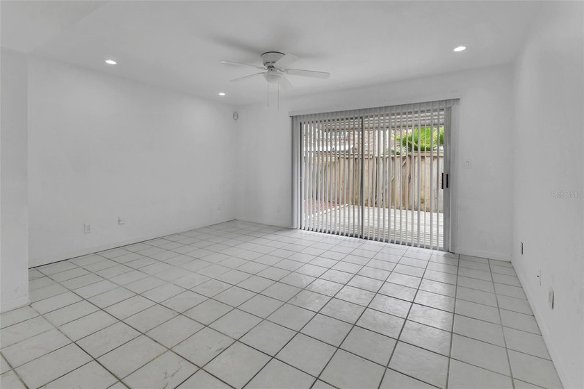 Welcome to a beautifully updated and meticulously maintained - photo 2