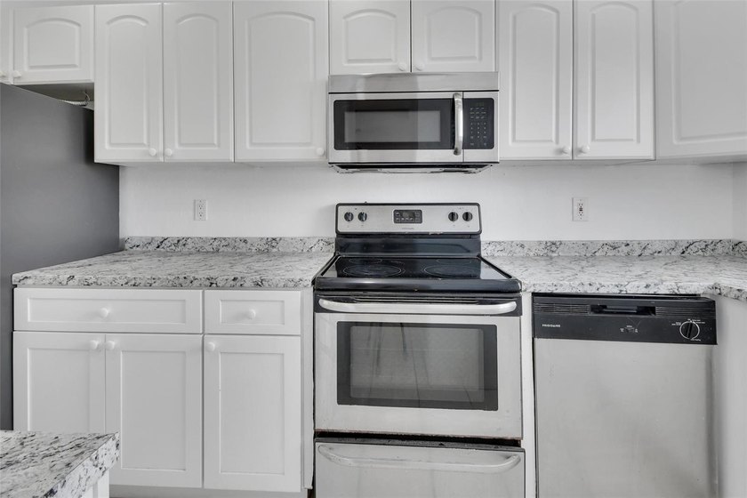 Welcome to a beautifully updated and meticulously maintained - photo 6