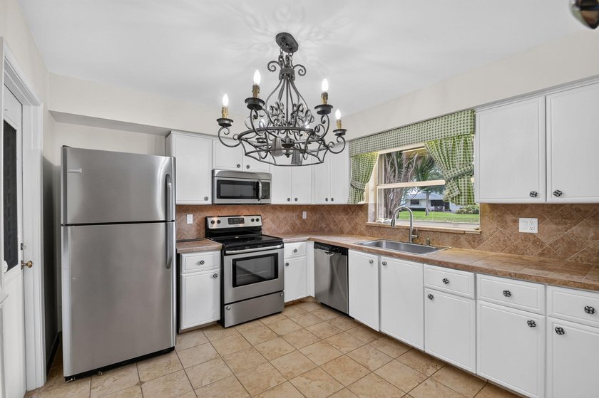 Welcome to Bent Tree Villas West! This charming 2-bedroom - photo 3