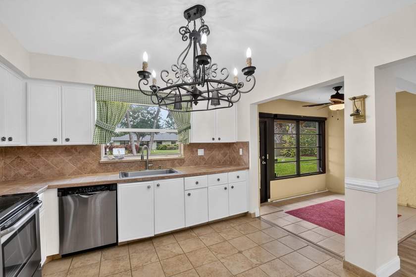 Welcome to Bent Tree Villas West! This charming 2-bedroom - photo 4