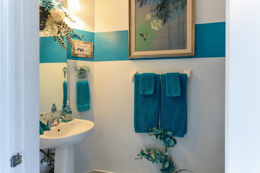 Welcome home to this well-maintained end-unit TH offering the - photo 10