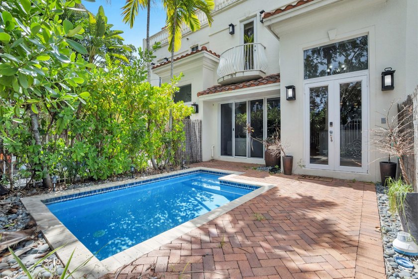 3-level townhome in the sought-after Coral Ridge neighborhood - photo 2