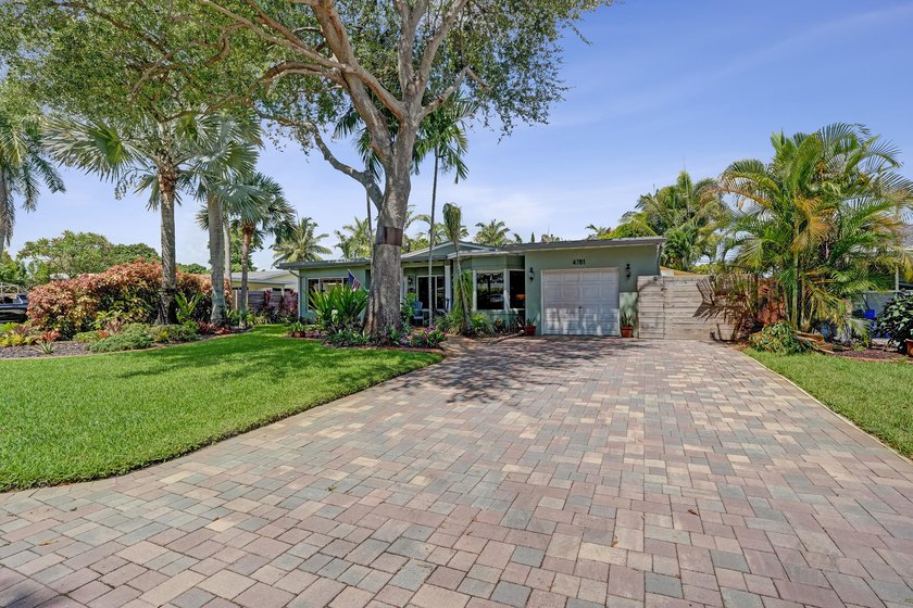 A Beautifully updated Coral Heights home offering 3 Bedrooms, 2 - photo 3