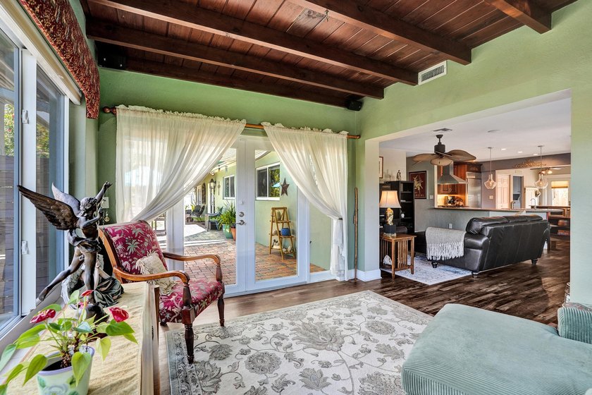 A Beautifully updated Coral Heights home offering 3 Bedrooms, 2 - photo 5