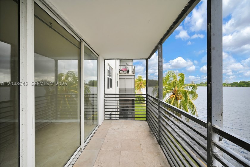 Million-dollar unobstructed wide-water views! Beautifully - photo 3