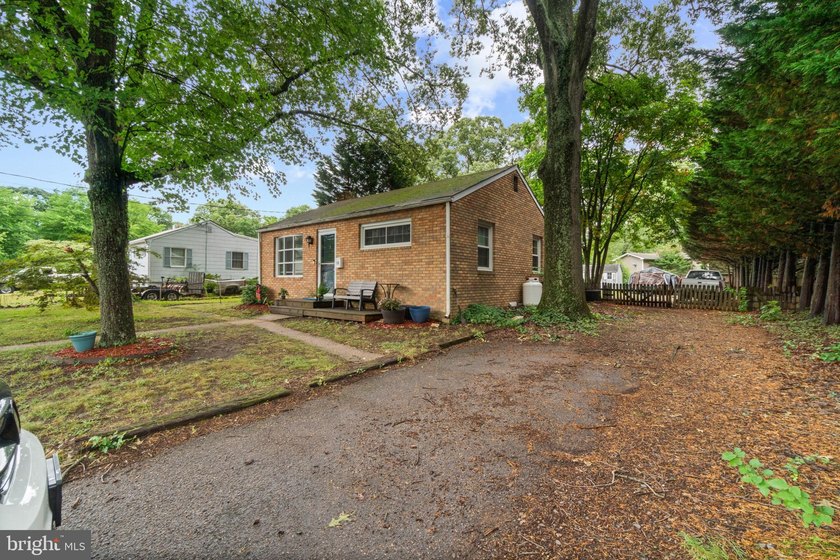 Step into a surprisingly spacious 3BR, 1.5BA rancher that - photo 2