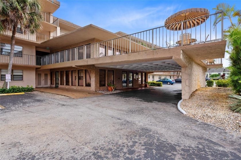 Top floor, corner unit.. Enclosed balcony with brand new Impact - photo 2