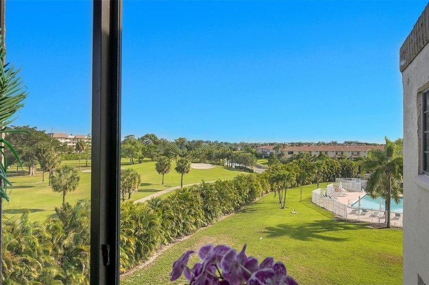 Top floor, corner unit.. Enclosed balcony with brand new Impact - photo 3