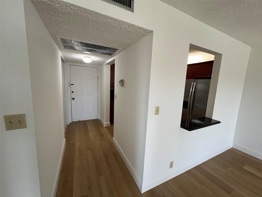 Top floor, corner unit.. Enclosed balcony with brand new Impact - photo 6