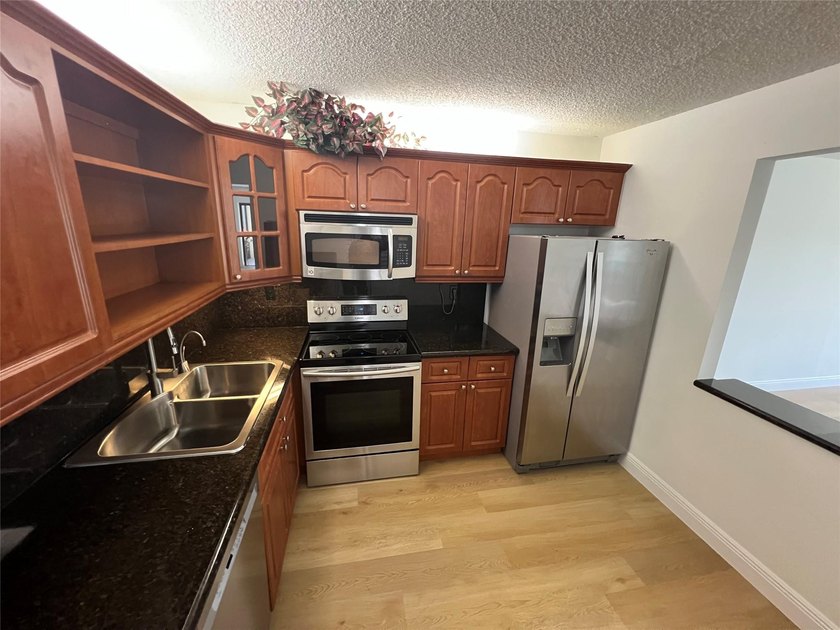 Top floor, corner unit.. Enclosed balcony with brand new Impact - photo 9