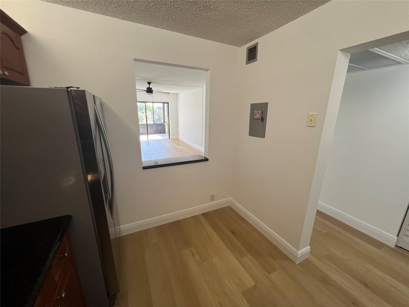 Top floor, corner unit.. Enclosed balcony with brand new Impact - photo 10