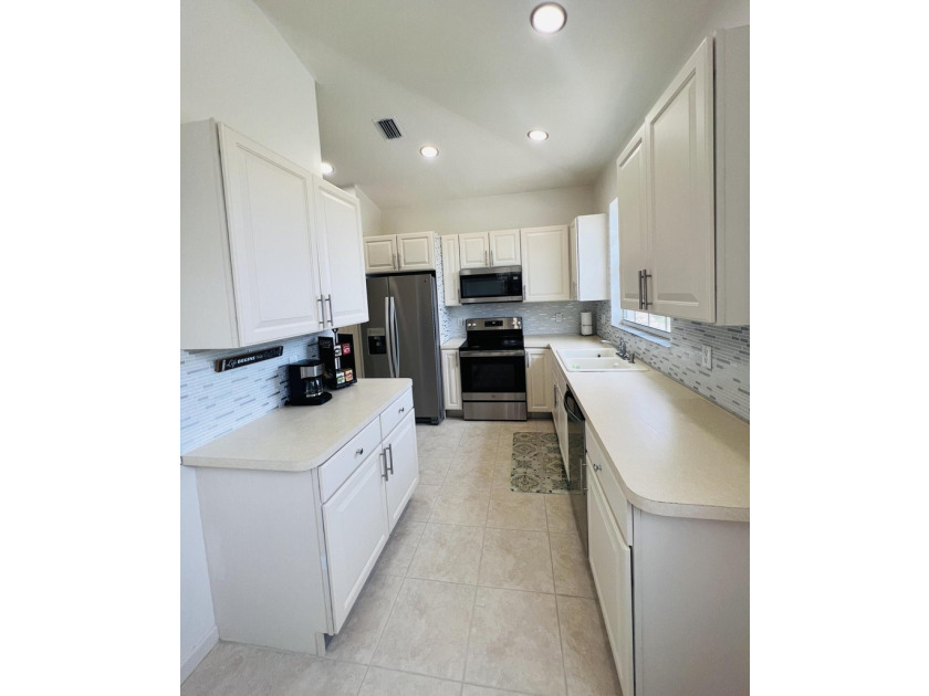 Beautifully maintained 3-bedroom, 2.5-bath lakefront townhouse - photo 6