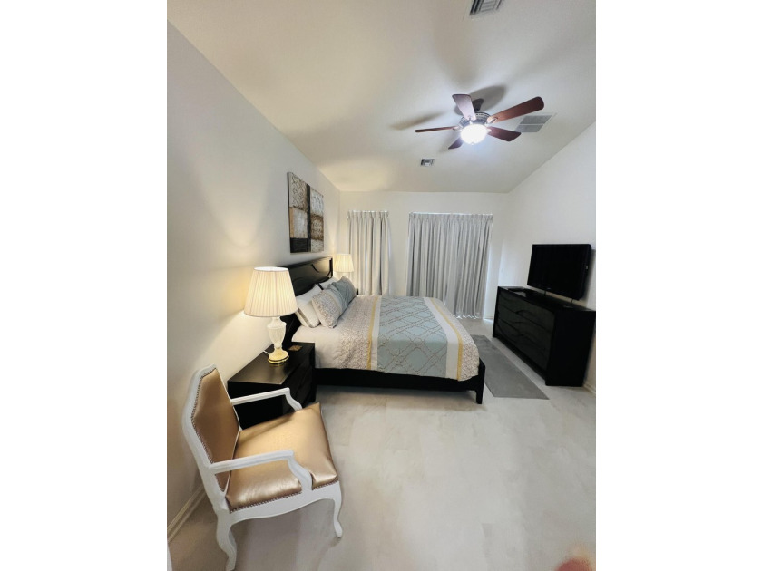 Beautifully maintained 3-bedroom, 2.5-bath lakefront townhouse - photo 9