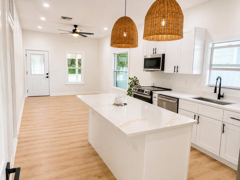 Beautifully renovated 2-bedroom, 1-bath home in the desirable - photo 4
