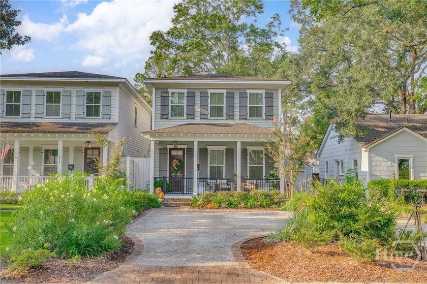 Built in 2016, this custom-designed, move-in-ready 3-bedroom, 2 - photo 3