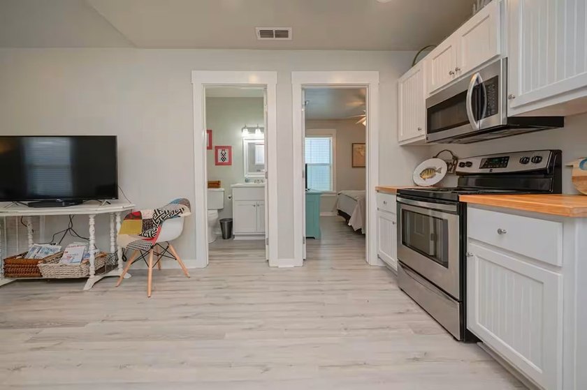 I'm Back &amp; With Updates (flooring &amp; paint)!! This charming - photo 15