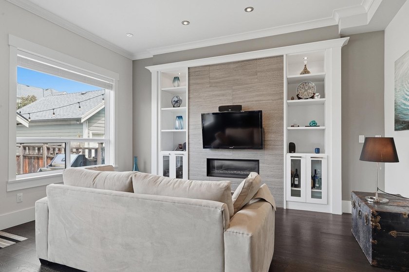 Welcome to Elgin Oaks, where timeless design meets exceptional - photo 6