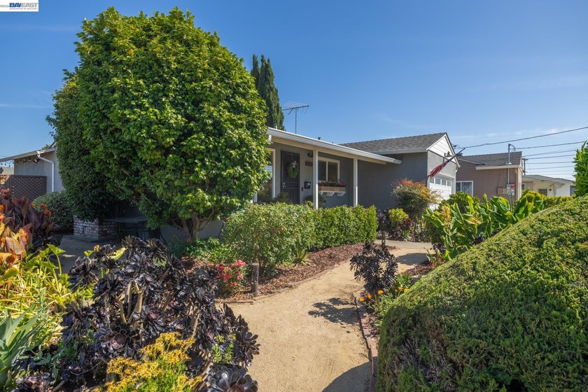 Beautifully updated and highly desirable, this exceptional - photo 50