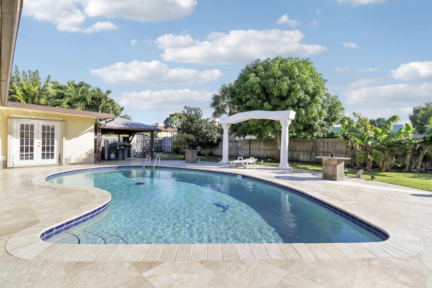 Spacious pool home in the desirable neighborhood of Garden Isles - photo 2