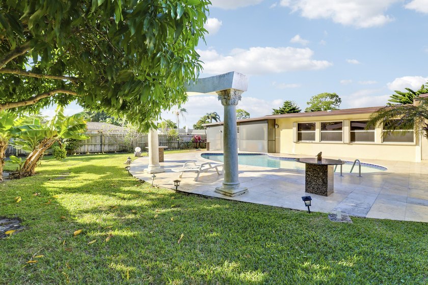 Spacious pool home in the desirable neighborhood of Garden Isles - photo 3