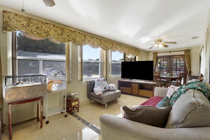Spacious pool home in the desirable neighborhood of Garden Isles - photo 4