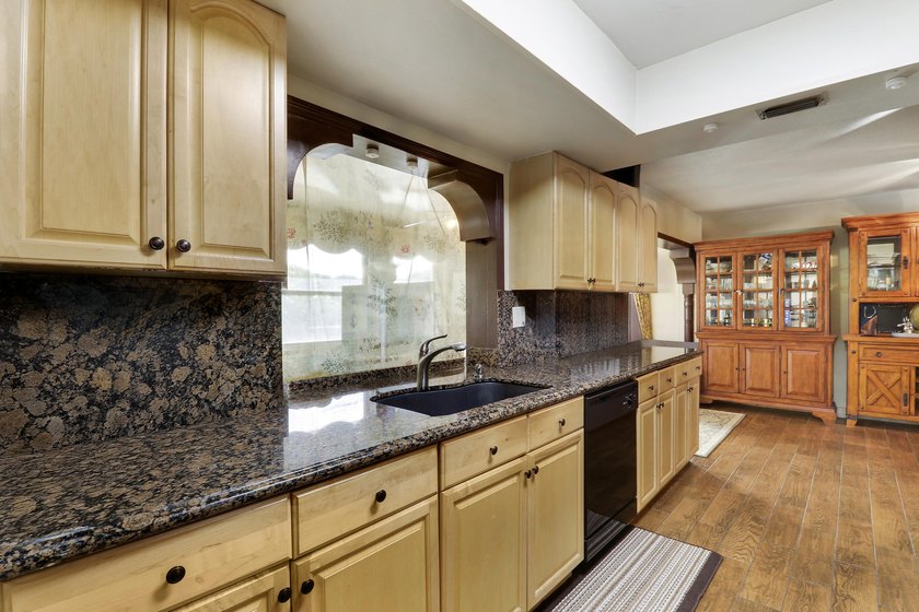 Spacious pool home in the desirable neighborhood of Garden Isles - photo 5