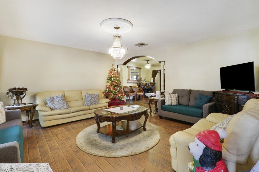 Spacious pool home in the desirable neighborhood of Garden Isles - photo 8