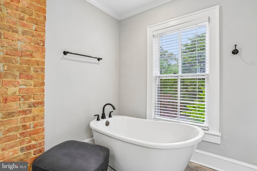 Welcome to 146 Duke of Gloucester Street! As you approach the - photo 37