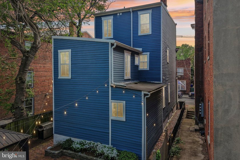 Welcome to 146 Duke of Gloucester Street! As you approach the - photo 42