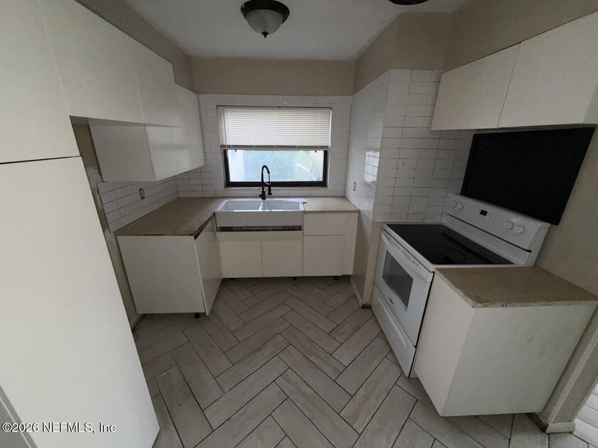 Ready for your renovations, this 3 bedroom, 1.5 bath home has a - photo 3