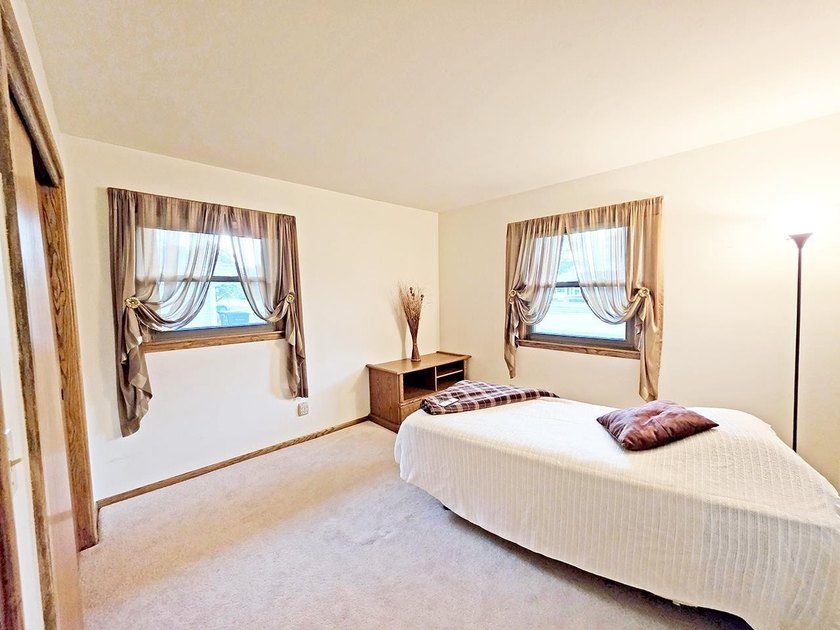 Charming Eastside ranch featuring 3 bedrooms, 2.5 bathrooms with - photo 24