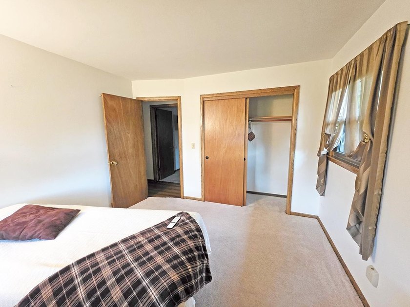 Charming Eastside ranch featuring 3 bedrooms, 2.5 bathrooms with - photo 26